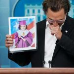 Макконъхи показа в Белия дом зелените кецове на едно от убитите в Тексас деца