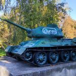 Посегателство върху съветски танк